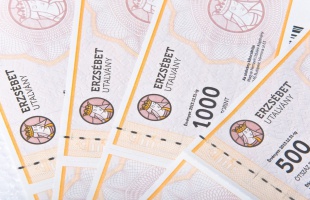 Nem csak a nyugdíjasoknak jár a karácsonyi Erzsébet-utalvány