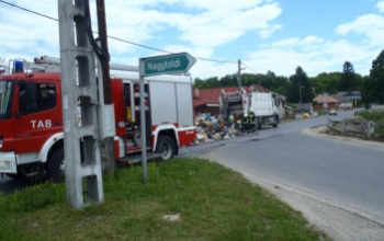 Kigyulladt a szemét a kukásautóban, az útra kellett üríteni a szemetet