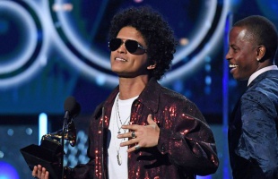 Bruno Mars hazavitte a 60. Grammy Gálát