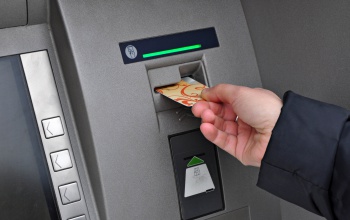 Első körben a kétezer fő fölötti településeken kezdik meg a bankok az ATM-ek telepítését