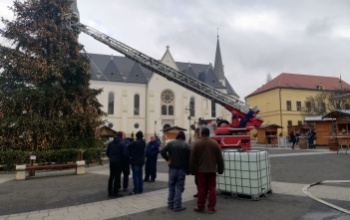 Jön a szél a hétvégén, a biztonság kedvéért négy köbméternyi vízhez kötik a karácsonyfát