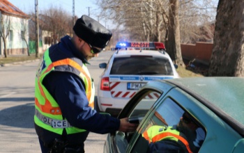 Drónokkal és civil autókkal a szabályszegők ellen