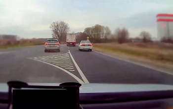 Annyira belejött a szabálytalan előzésbe, hogy észre sem vette a mögötte villogó rendőrautót - videó