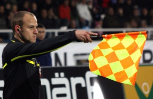 Részben magyar fejlesztésű technológia segítheti a futballbírókat a leshelyzeteknél
