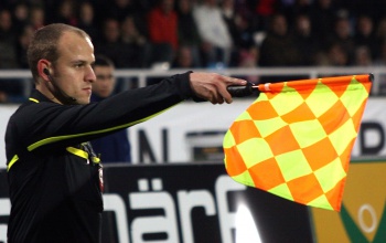 Részben magyar fejlesztésű technológia segítheti a futballbírókat a leshelyzeteknél