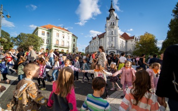 A népi játék ünnepe: mintegy 300 gyerek táncolt a Kossuth téren