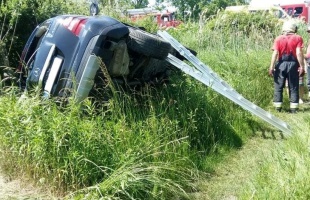 Feszítővágóval szabadították ki a kocsi sofőrjét a fonyódi vasúti baleset után