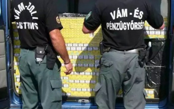 Bútorszállítónak álcázott dohányfutárt fogtak a NAV pénzügyőrei