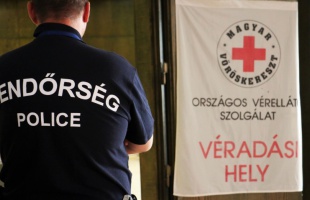Véradással segítettek a kaposvári rendőrök