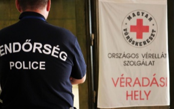 Véradással segítettek a kaposvári rendőrök