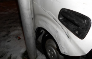 Oszlopnak szorította az elszabadult teherautó