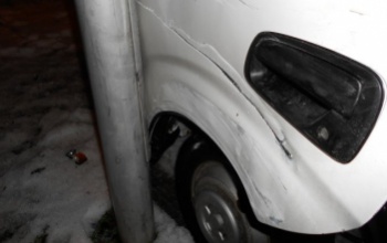 Oszlopnak szorította az elszabadult teherautó