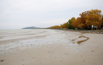 Kibillent a Balaton a viharos szélben