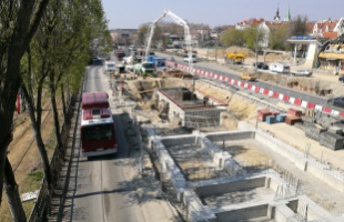 Kaposvári Közlekedési Központ – 300 köbméter beton tartja az új híd pillérjét