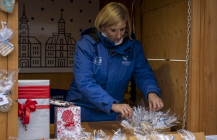 Megnyílt az Adománykuckó: játéknak, édességnek, meleg ruháknak is örülnek a legrászorultabb gyerekek
