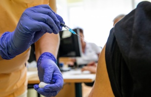 Kötelezővé teszik a koronavírus elleni oltást az egészségügyben dolgozók számára