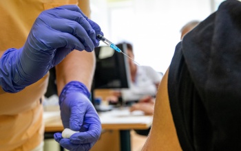 Kötelezővé teszik a koronavírus elleni oltást az egészségügyben dolgozók számára