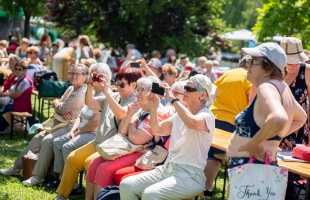 Megtelt a Virágfürdő az ország nyugdíjasaival