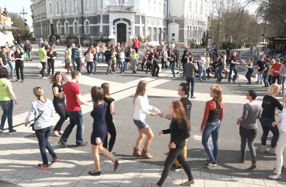 Salsázókkal telt meg a Kossuth tér