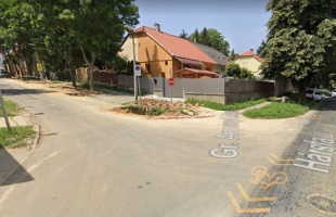 Aszfaltozási munkálatokat végeznek a Gróf Apponyi és a Hársfa utca kereszteződésénél