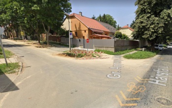 Aszfaltozási munkálatokat végeznek a Gróf Apponyi és a Hársfa utca kereszteződésénél