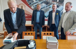 Új gyógyító eszközökkel segíti a kórház munkáját a kaposvári Rotary Club