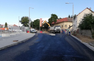 Keddtől újra közlekedhetünk a Béla király utca cukorgyár előtti szakaszán