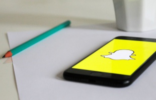 Új funkcióval bővül a Snapchat: a szülők is figyelemmel kísérhetik gyerekeik hollétét