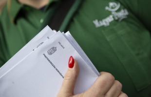 Vidéken is megkezdte a nemzeti konzultációs levelek kézbesítését a Magyar Posta