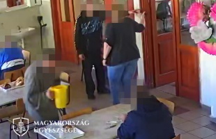 Leköpte és megütötte a nappali melegedő egyik dolgozóját