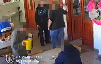 Leköpte és megütötte a nappali melegedő egyik dolgozóját