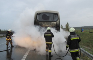 Lángolt egy autóbusz a sztrádán