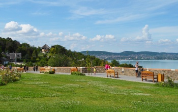 Ötből négyen legalább egy alkalommal a Balatonon üdülnek majd a magyarok