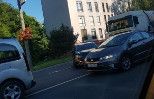 Teherautó és személyautó ütközött a Füredi úti csomópontnál