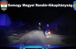 Ittasan menekült a rendőrök elől a 17 éves motoros fiú, a harmatos gyep lett a veszte - VIDEÓVAL