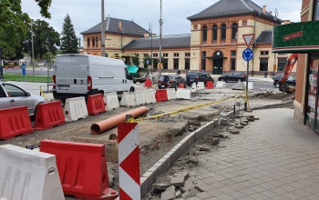 Finisben az aszfaltozás - ha teheti, egyelőre kerülje el a vasútállomás környékét!
