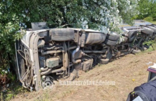 Felborult egy nyerges vontató az M7-es autópályán