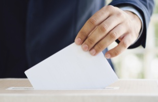 Ma 16 óráig mondhatnak le a képviselőjelöltek
