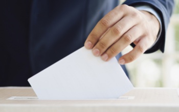 Ma 16 óráig mondhatnak le a képviselőjelöltek
