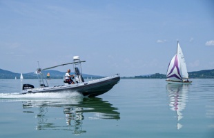 Fiatal vitorlázókat mentettek ki a Balatonból