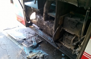Kigyulladt egy gyermekeket szállító busz
