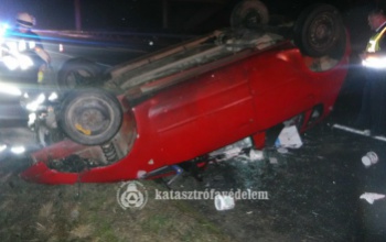Felborult egy személyautó az M7-esen kedd hajnalban