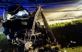 Ittasan döntötte ki a villanyoszlopot egy autós