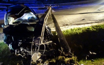 Ittasan döntötte ki a villanyoszlopot egy autós