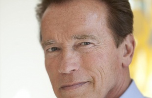 Arnold Schwarzenegger könyvet ír