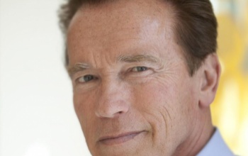 Arnold Schwarzenegger könyvet ír