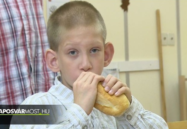 Hagyományos szendvicsosztás a Kométánál