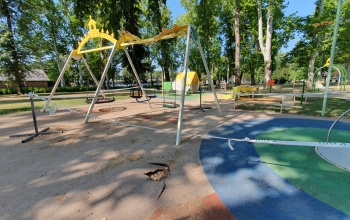 Másfél hónapja használhatatlan a Színház park játszóterének egy része