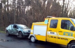 Tükörjég volt az úton, kifarolt a kocsi