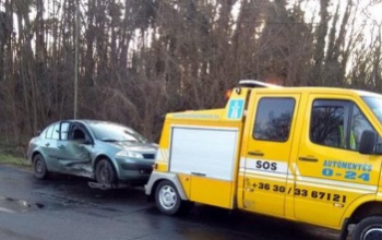 Tükörjég volt az úton, kifarolt a kocsi